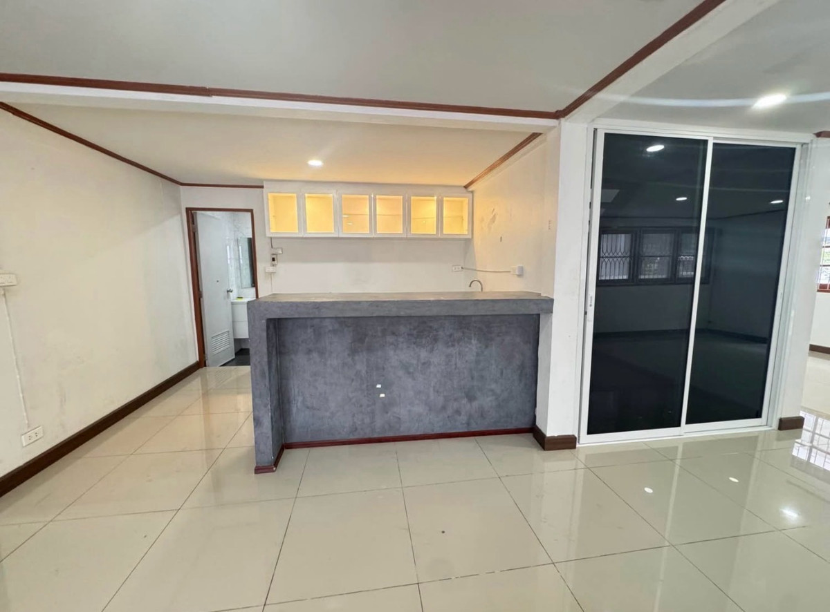 ขายบ้านพัฒนาการ ศรีนครินทร์ : ขายบ้านเดี่ยว พัฒนาการ 53 ใกล้แอร์พอร์ตลิงก์หัวหมาก 5 ห้องนอน ขนาด 90 ตร.ว ฟังก์ชันครบ เหมาะอยู่อาศัยจริงในทำเลศักยภาพ