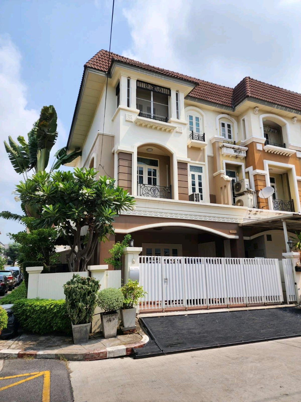 For SaleTownhomeLadprao101, Happy Land, The Mall Bang Kapi : Townhome - Saran Phruek Ladprao 130, 1 BR Available for Sale, Corner Unit, Near MRT Yellow Line : Lat Phrao 101
