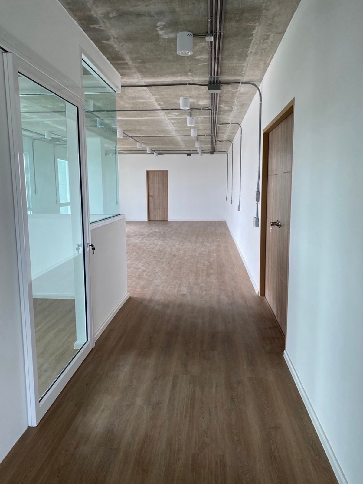 For RentOfficeChaengwatana, Muangthong : 5-Storey Office Building with Lift on Ngamwongwan Road near Expressway, Ideal for Headquarters (HQ)