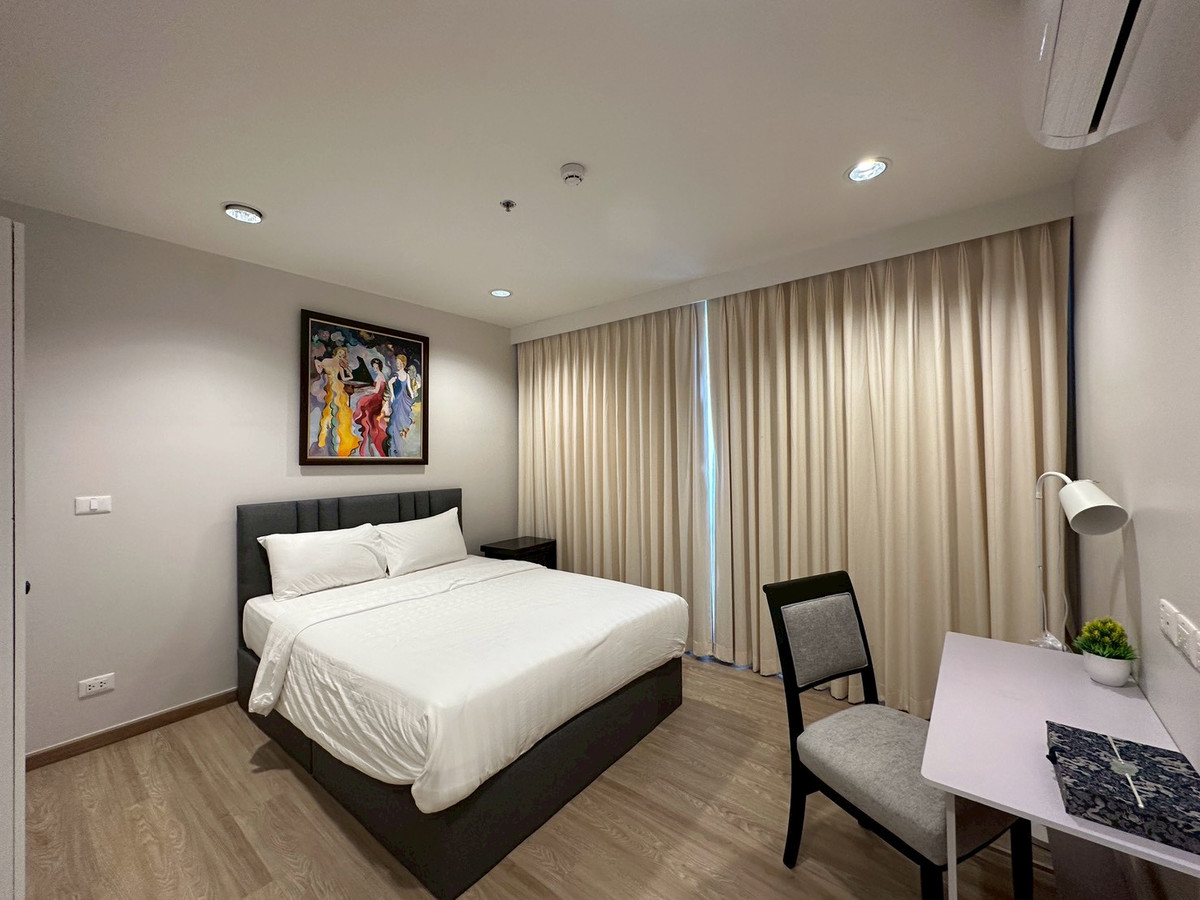 For RentSathorn, Narathiwat : Spacious 2-Bedroom, large room in Sathorn area. In the heart of Bangkoks business district / Unit 125 Sq.m. Near BTS St.Louis, convenient travel, close to the BTS and surrounded by office buildings, restaurants, hospitals and complete amenities.