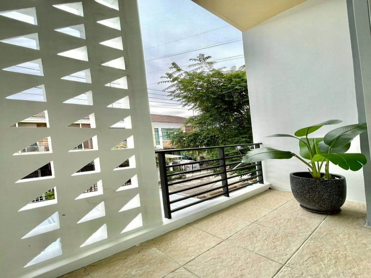 For SaleTownhomeSriracha Laem Chabang Ban Bueng : Townhome for sale in Sriracha, near Central and Robinson Department Stores. 3 bedrooms, The Central 2. Ready to move in.