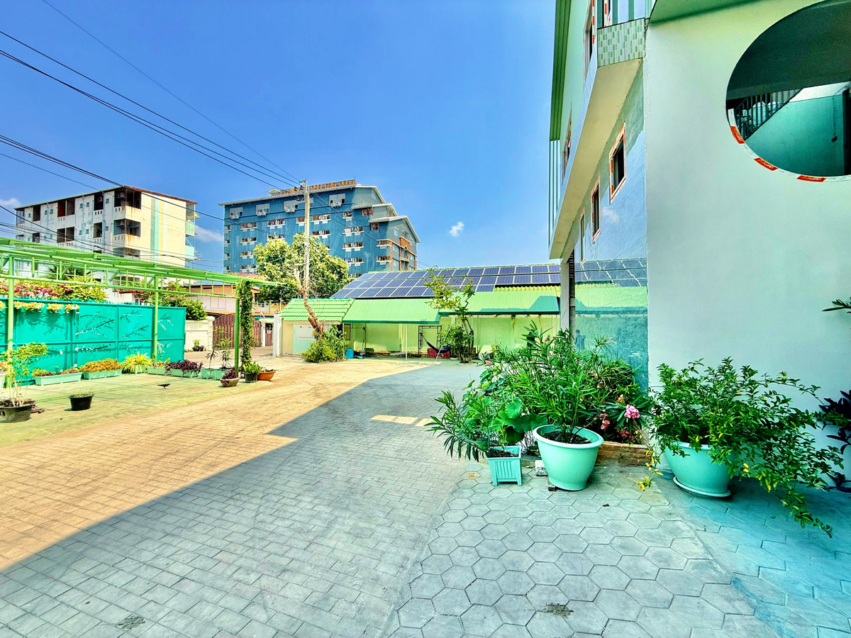 For RentOfficeRattanathibet, Sanambinna : 📢 [For Rent] Prime Office & Warehouse Complex – Rewadee Soi 7, near Nonthaburi Government Center! 🏢✨  Spacious area with versatile functions, perfect for a modern office, warehouse, or distribution center.