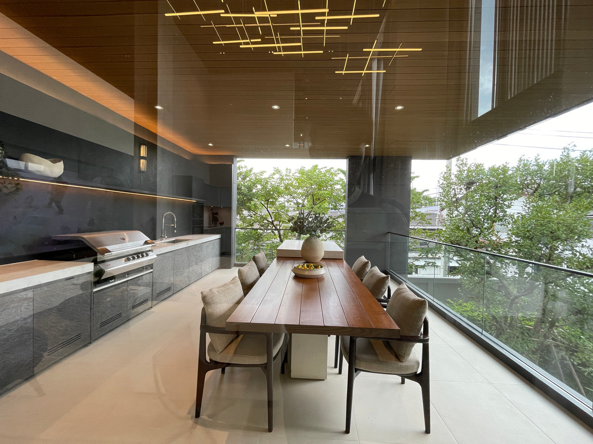 ขายบ้านเลียบทางด่วนรามอินทรา : "หนึ่งเดียวบนเลียบด่วน! Cira Residences บ้านเดี่ยว Ultra-Luxury 3.5 ชั้น พื้นที่ 845 ตร.ม. พร้อมสระว่ายน้ำส่วนตัว | ใกล้ทองหล่อ-พระราม 9 เพียงไม่กี่นาที (สังคมส่วนตัวเพียง 9 ยูนิต)"