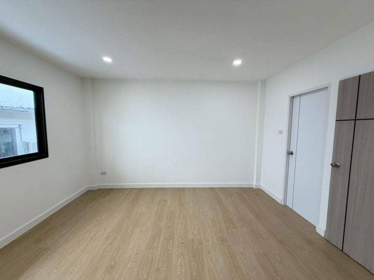 ขายทาวน์โฮมเกษตรศาสตร์ รัชโยธิน : ขายทาวน์โฮม 2 ชั้น โครงการเฟิสท์โฮม วัชรพล (First Home Watcharapol) ขนาด 18 ตารางวา 2 ห้องนอน ซอยวัชรพล1 แขวงท่าแร้ง เขตบางเขน กรุงเทพมหานคร