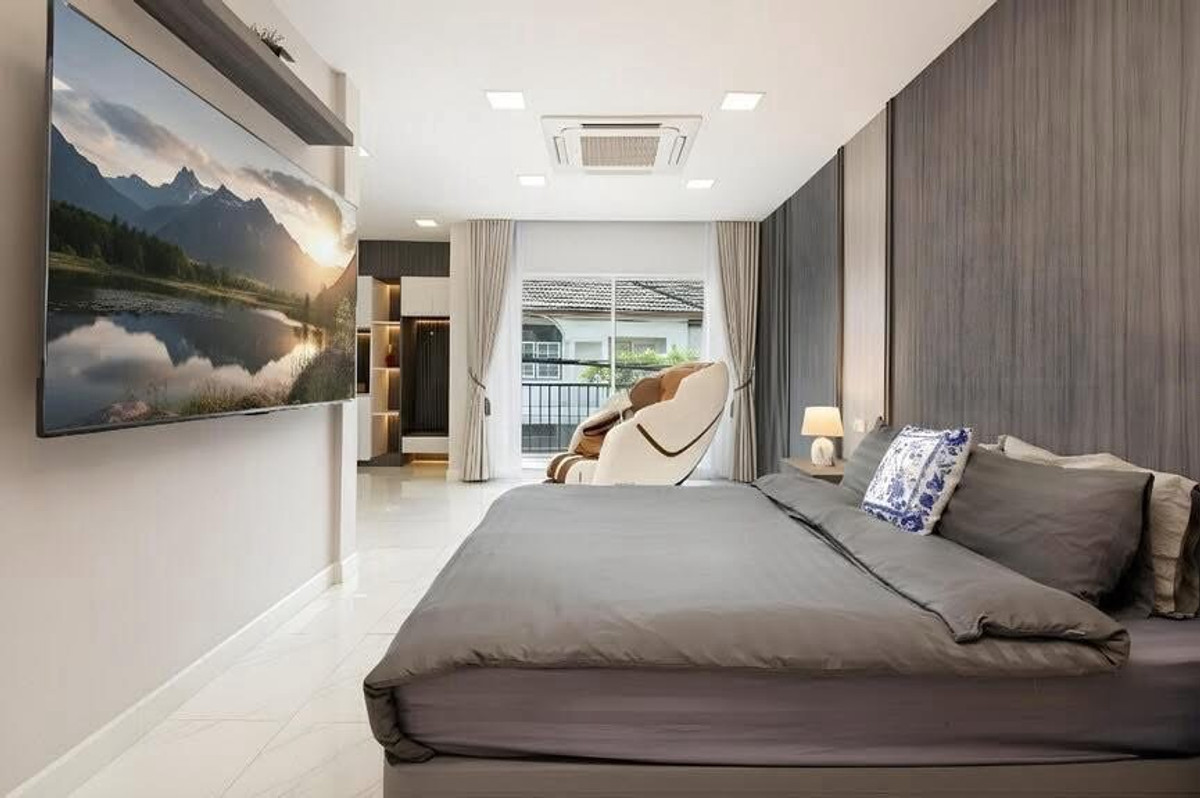 ให้เช่าบ้านรัชดา ห้วยขวาง : ปล่อยเช่าบ้าน 2 ชั้น หลังมุม ขนาด 36 ตรว. 300 ตรางเมตร ซอยรัชดา 18 บ้านสวยตกแต่งใหม่ เฟอร์นิเจอร์ครบพร้อมอยู่ ในหมู่บ้าน ปลอดภัยไม่มีโจร เพื่อนบ้านดีไม่มีปัญหา จอดรถหน้าบ้านได้ 1-2 คัน
