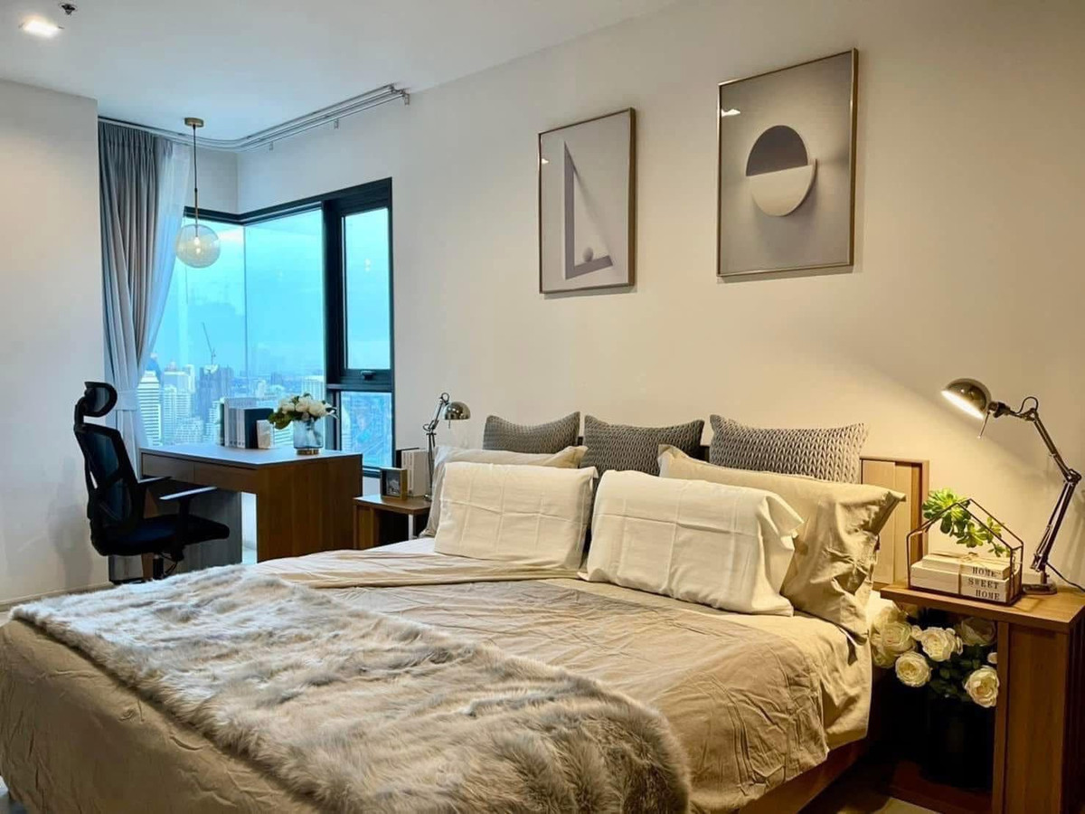 For RentCondoWitthayu, Chidlom, Langsuan, Ploenchit : ⭐️ Life One Wireless ⭐️ 2 Bed 2 Bath, luxury room, fully decorated. There is complete furniture ready to move in.