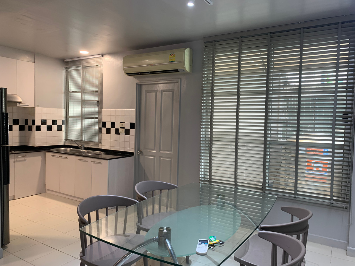 ให้เช่าทาวน์โฮมเลียบทางด่วนรามอินทรา : บ้านเลขที่ 88 ทาวน์โฮม เดินไป Central East Ville , คริสตัลปาร์ค ได้