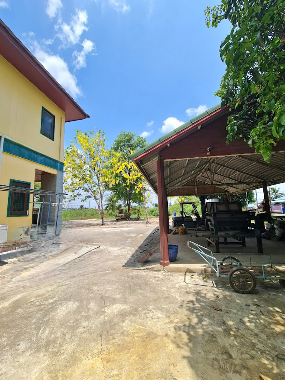 For SaleLandNakhon Pathom : Land for sale in Nakhon Pathom, Sam Phran District, with buildings, total area 6-3-79 rai, near Phetkasem Road.