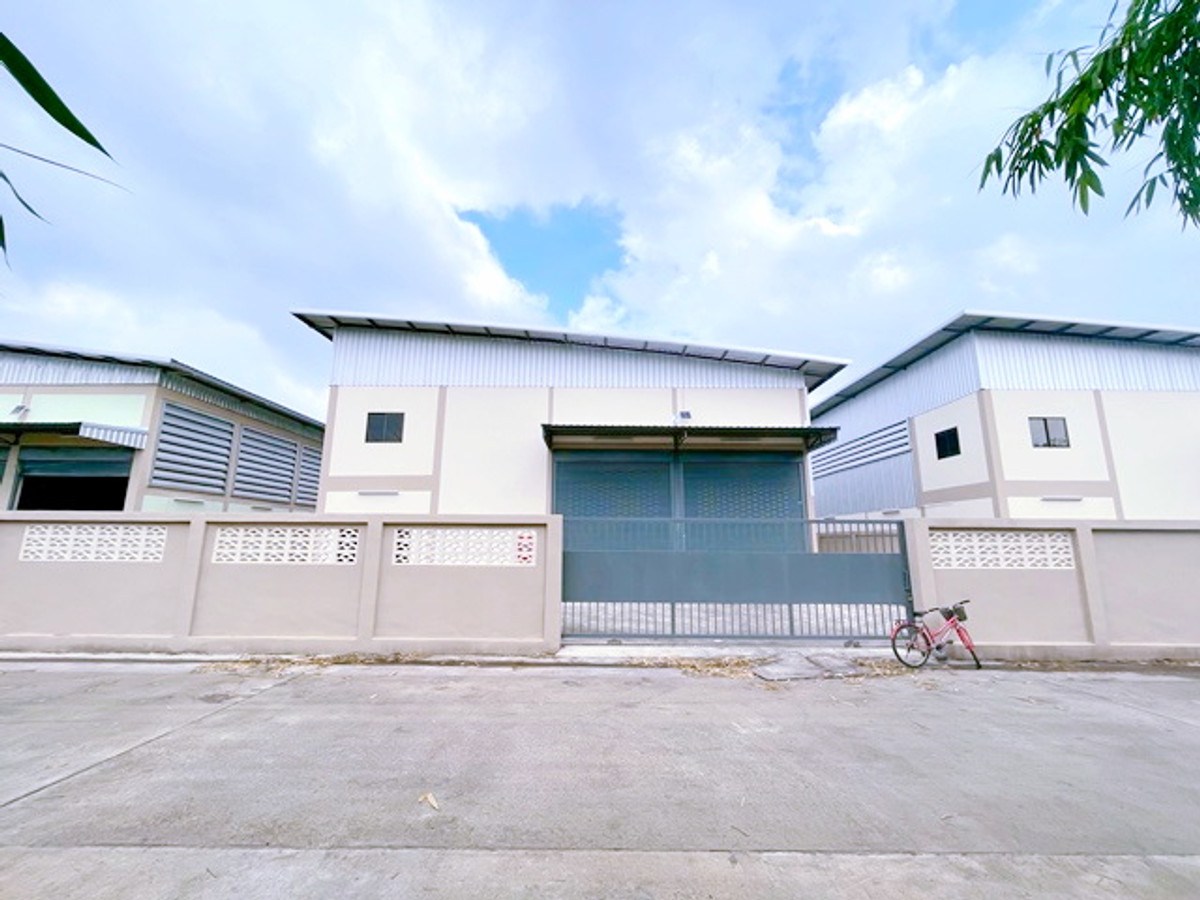 For RentWarehouseMahachai Samut Sakhon : 375–415sqm on 200sq.wah land with office space. on BanPhaeo Rd. DO HOME Mahachai 800m. Stand Alone