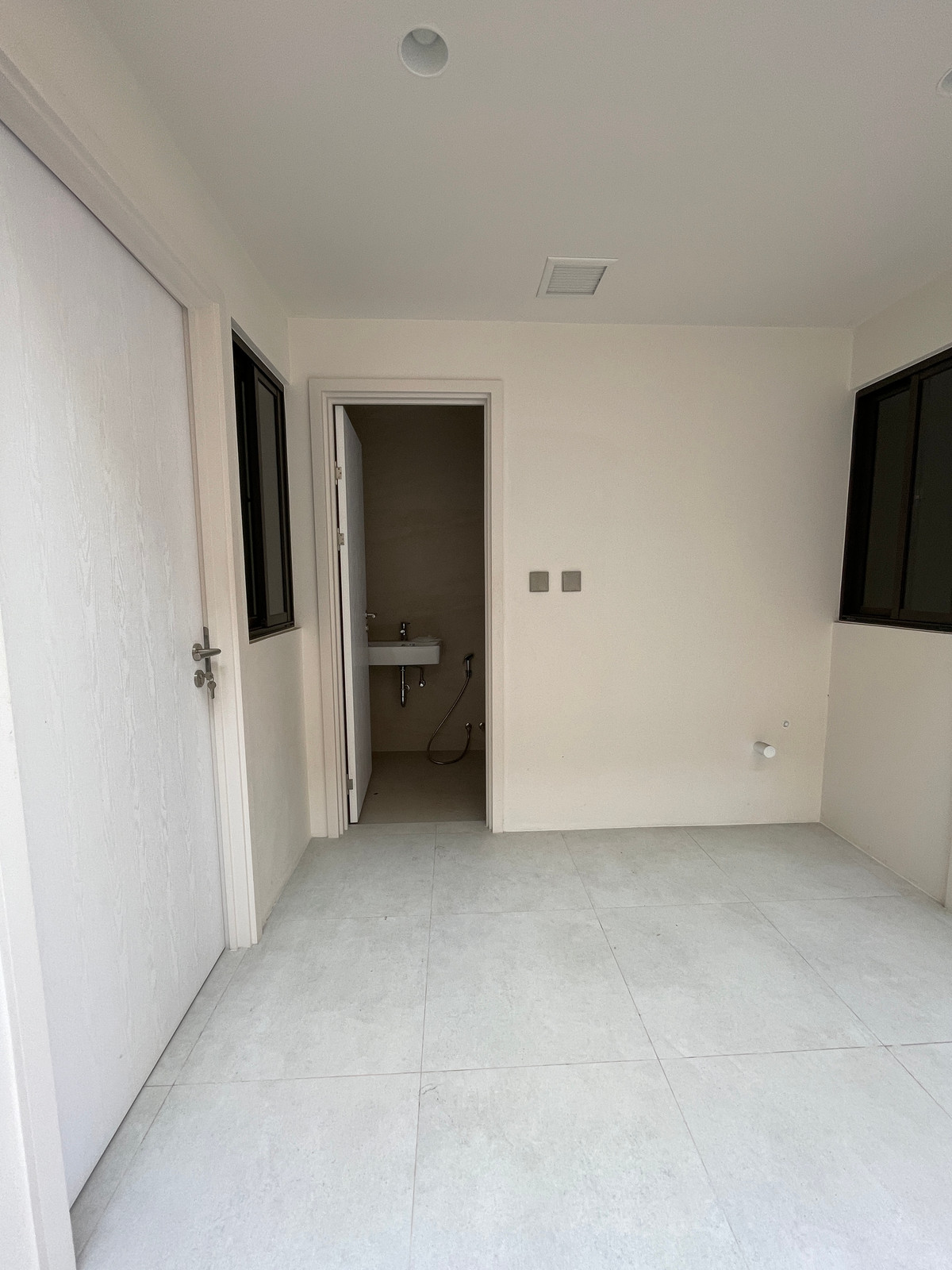 ขายบ้านเลียบทางด่วนรามอินทรา : 🔥 EXCLUSIVE PROMOTION 🔥โอกาสสุดท้ายในการครอบครองในราคาพิเศษที่สุด [ขาย] 💎 Ultra Luxury Show Unit | ELIVA Ekkamai - Eastville 💎 บ้านเดี่ยวหรู 3 ชั้น ดีไซน์ Mid-Century Modern — ความเป็นส่วนตัวสูงสุดเพียง 4 ยูนิตในโครงการ!