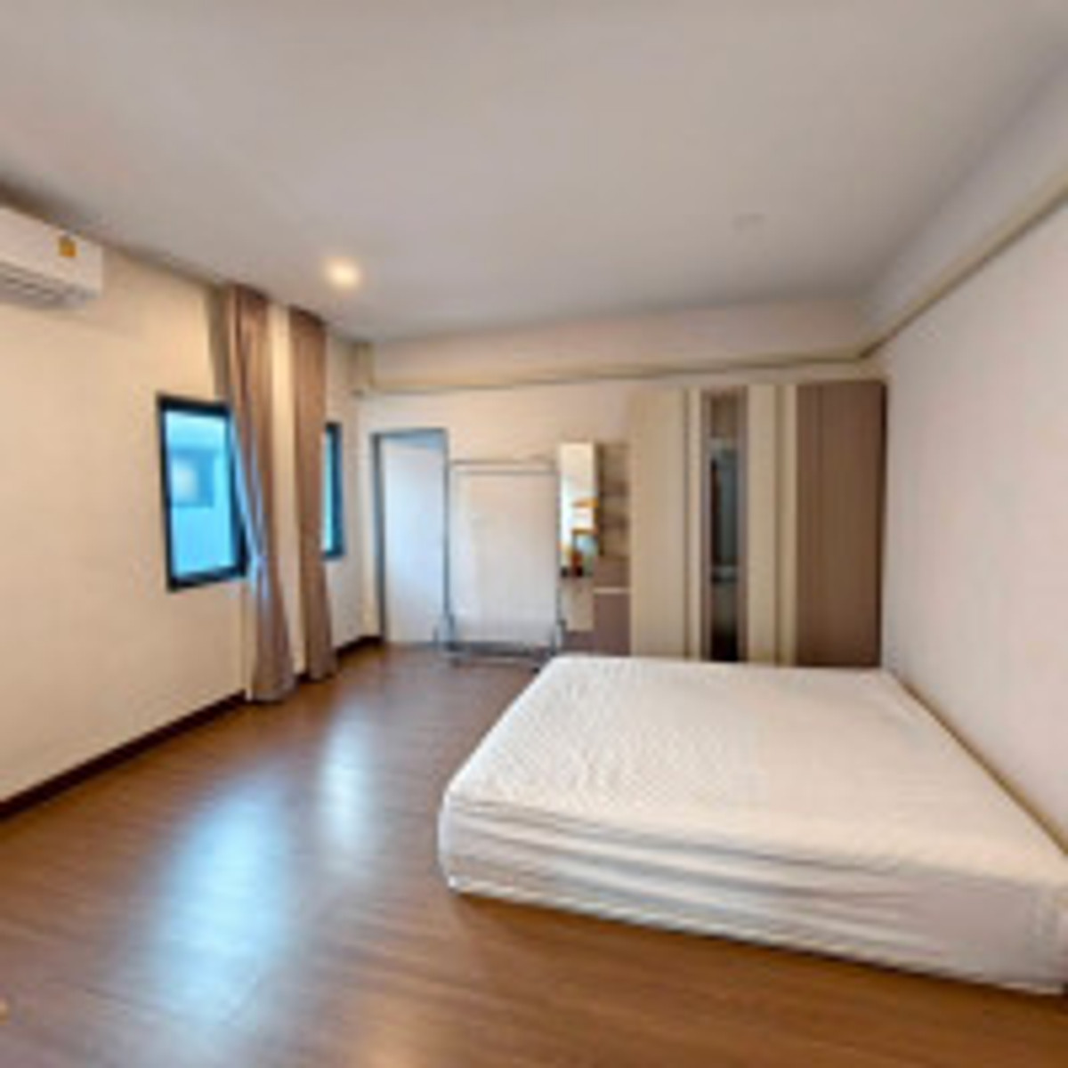 HouseLadkrabang, Suwannaphum Airport : Sell/rent luxury house THE CITY Sukhumvit-On Nut Private corner house, 4 bedrooms, 5 bathrooms, 18.5 million (rent 1 hundred thousand), has a separate pet room, fully furnished, ready to move in, AP quality society.