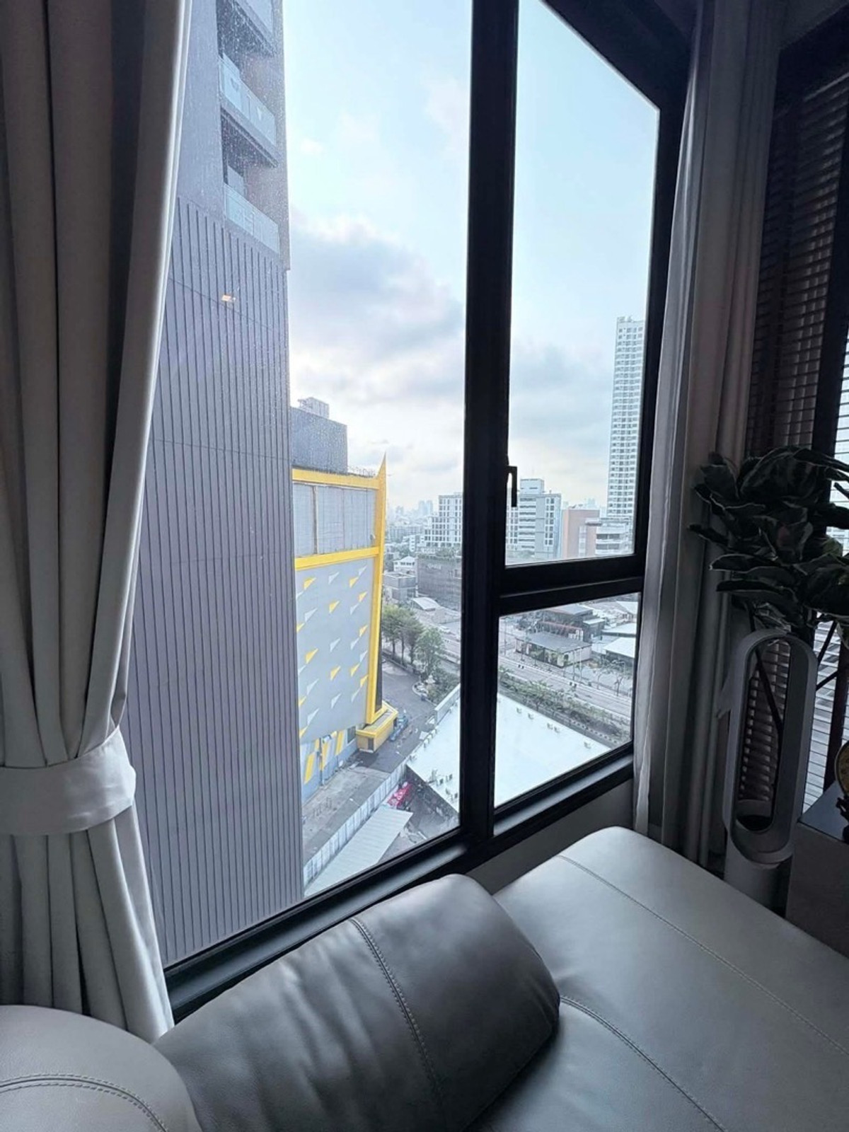 ขายคอนโดลาดพร้าว เซ็นทรัลลาดพร้าว : ขายด่วน !! The Crest Park Residences – ห้าแยกลาดพร้าว ชั้น 10 ขนาด 35 ตร.ม 1ห้องนอน 1 ห้องน้ำ เฟอร์นิเจอร์ครบ จบ ย้ายกระเป๋าเข้าอยู่ได้ทันที!! 6,450,000 บาท ราคานี้หมดแล้วหมดเลยค่ะ ไม่มีแล้วจ้า
