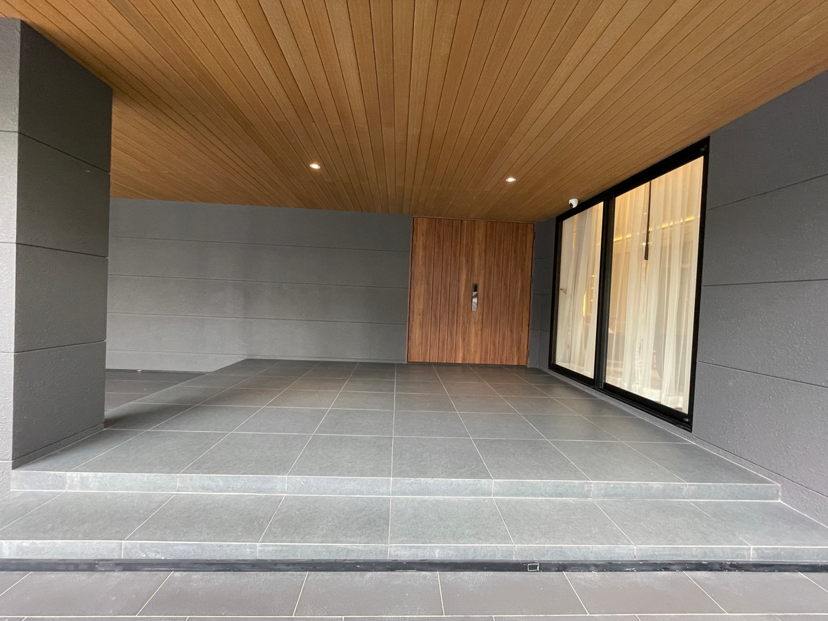 ขายบ้านเลียบทางด่วนรามอินทรา : "หนึ่งเดียวบนเลียบด่วน! Cira Residences บ้านเดี่ยว Ultra-Luxury 3.5 ชั้น พื้นที่ 845 ตร.ม. พร้อมสระว่ายน้ำส่วนตัว | ใกล้ทองหล่อ-พระราม 9 เพียงไม่กี่นาที (สังคมส่วนตัวเพียง 9 ยูนิต)"