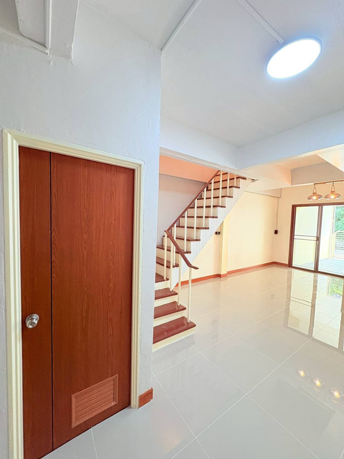 ขายทาวน์โฮมนนทบุรี บางใหญ่ บางบัวทอง : ขายทาวน์เฮาส์พร้อมจิตร บางใหญ่ 17 ตร.ว. ถนนเมน หลังบ้านติดทุ่งนา ฟรีเฟอร์ฯ ฟรีโอน