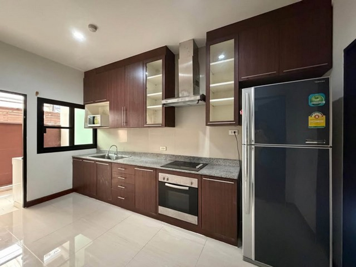 For RentHouseSukhumvit, Asoke, Thonglor : HR3355 House for rent, Private Compound, in the heart of Sukhumvit (Phrom Phong) | 4 private units on an area of ​​over 229 sq m., ready to move in.