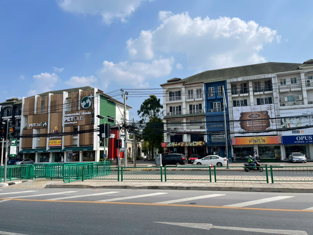 ให้เช่าอาคารพาณิชย์พัฒนาการ ศรีนครินทร์ : ให้เช่าอาคารพาณิชย์ 2 คูหา ตึกมุม ริมถนนพัฒนาการ ใกล้ซอยพัฒนาการ 30 (ซอยหมู่บ้านปัญญา)  อาคารพาณิชย์ขนาดใหญ่ เหมาะสำหรับทำสำนักงาน คลินิก สถาบันการศึกษา โชว์รูม หรือธุรกิจหลากหลายประเภท ทำเลติดถนนใหญ่ เดินทางสะดวก