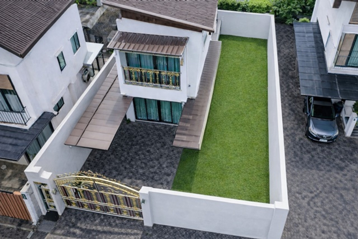 For RentHousePinklao, Charansanitwong : Along the railway line TalingChan Borom ChimPhli. Fully functional 4bed 4bath ChakPhra Road near Tal