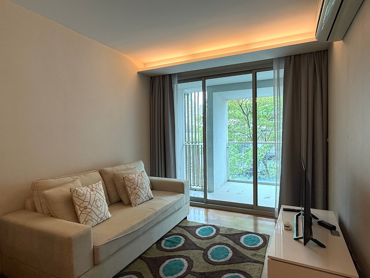 ให้เช่าคอนโดสุขุมวิท อโศก ทองหล่อ : คอนโด 1 ห้องนอน 48 ตร.ม. ชั้นไม่สูง วิวสวน ย่านพร้อมพงษ์ ใกล้รถไฟฟ้า