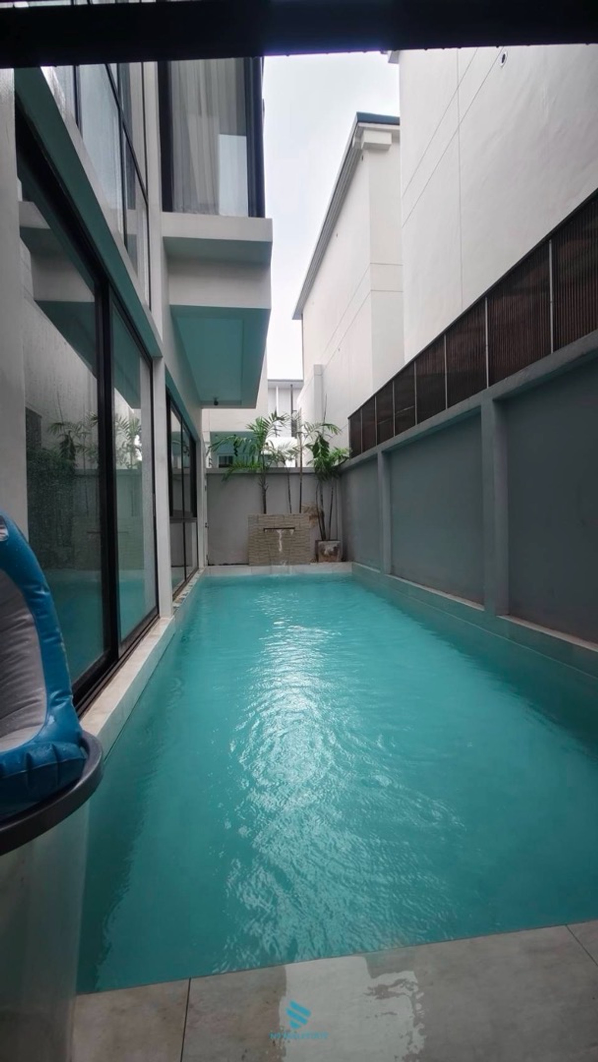 ขายบ้านเลียบทางด่วนรามอินทรา : (ขาดทุน10ล้าน) The glamor บ้าน+สระว่ายน้ำแต่งสวยเฟอร์ครบ พร้อมอยู่ ห่างเอกมัย 10 นาที 