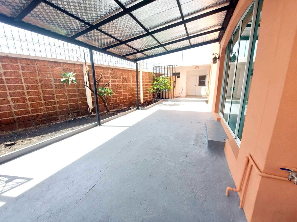 ให้เช่าทาวน์โฮมรัชดา ห้วยขวาง : หมู่บ้านกลางเมือง Grand de Paris ติดกับ รร.นานาชาติสิงคโปร์ SISB ประชาอุทิศ ห้วยขวาง บ้าน 3ชั้น  4 ห้องนอน 4ห้องน้ำ