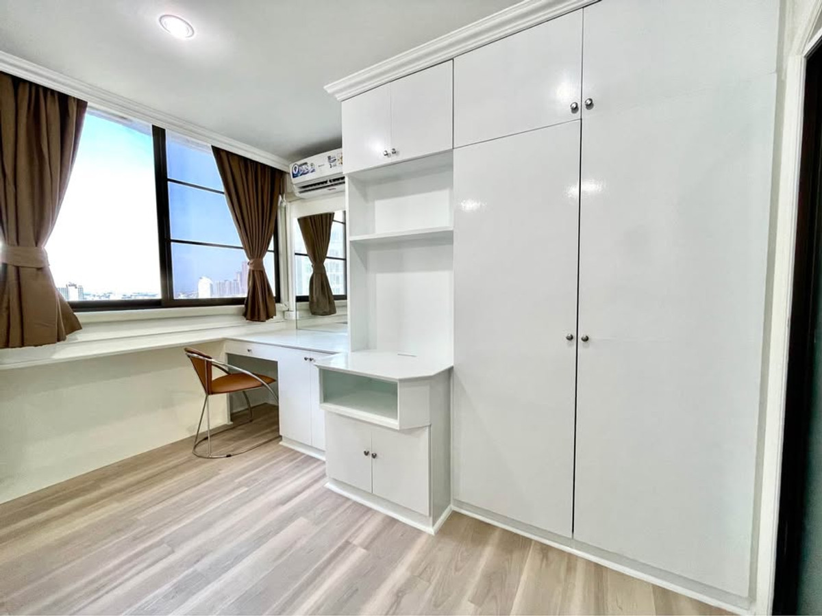 For RentCondoSukhumvit, Asoke, Thonglor : For rent, Supalai Place Sukhumvit 39, spacious room 50 sq m., 20+ floor, has bathtub, fully furnished, ready to move in immediately.