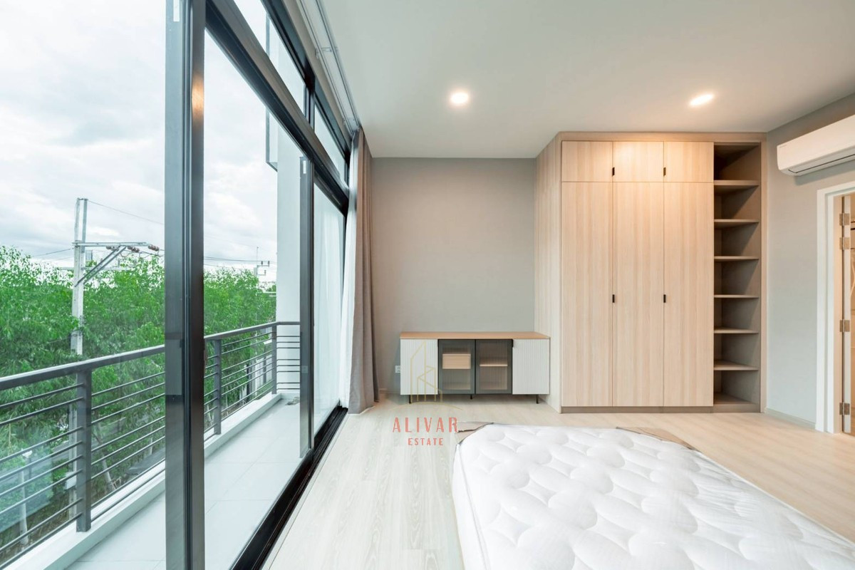 For RentTownhomePattanakan, Srinakarin : RH034026 For rent, new townhome, 3 floors, corner plot at Nirvana DEFINE Krungthep Kreetha, near MRT Sri Kritha Station.