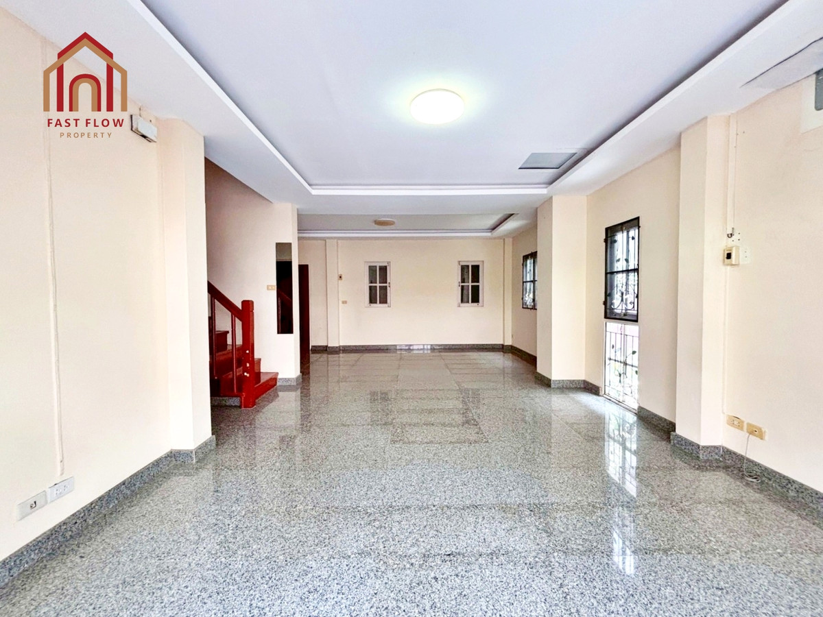 For RentPathum Thani,Rangsit, Thammasat : Twin house for rent, Burirom, 36 sq m, Rangsit, Khlong 4, kitchen addition, Phra Ong Chao Sai Road. Single house mood Sawai Pracharat Road MAY