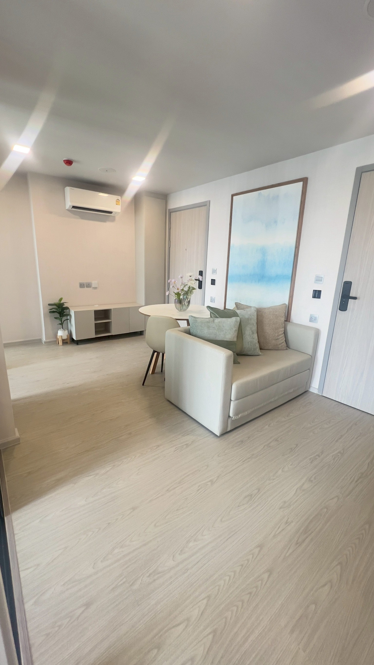 ขายคอนโดอ่อนนุช อุดมสุข : ขายห้อง Combine วิวสระ Olympic หนึ่งเดียวที่ Atmoz Oasis อ่อนนุช  ขนาดใหญ่ 55.52 ตารางเมตร 2 ห้องนอน 2 ห้องน้ำ พร้อมอยู่ ฟรีโอน