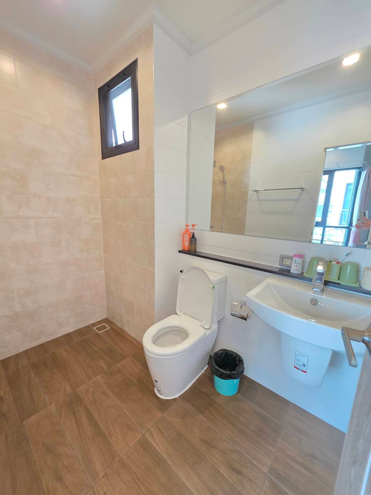 ขายบ้านลาดกระบัง สุวรรณภูมิ : ขายบ้านแฝด 3ชั้น สภาพบ้านใหม่มากๆ เจ้าของตกแต่งเสร็จแทบจะไม่ได้ใช้เลย 