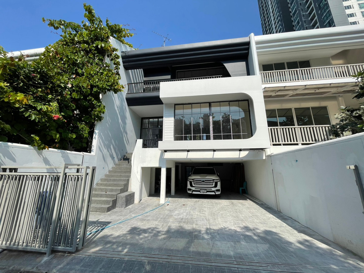 For RentTownhomeSukhumvit, Asoke, Thonglor : Townhouse for rent near Sukhumvit 31, can be used as a home office. Newly renovated, ready to move in