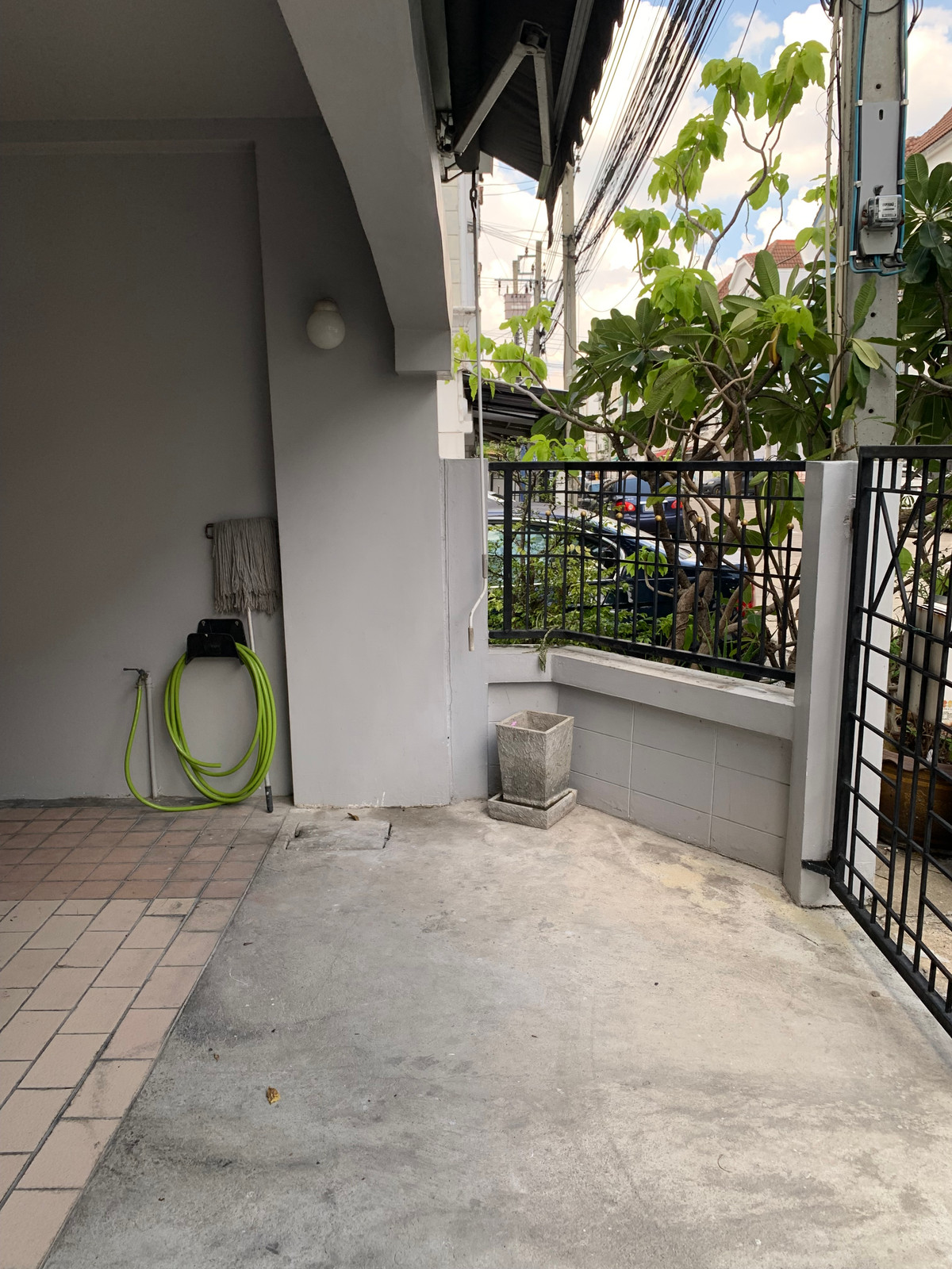 ให้เช่าทาวน์โฮมเลียบทางด่วนรามอินทรา : บ้านเลขที่ 88 ทาวน์โฮม เดินไป Central East Ville , คริสตัลปาร์ค ได้