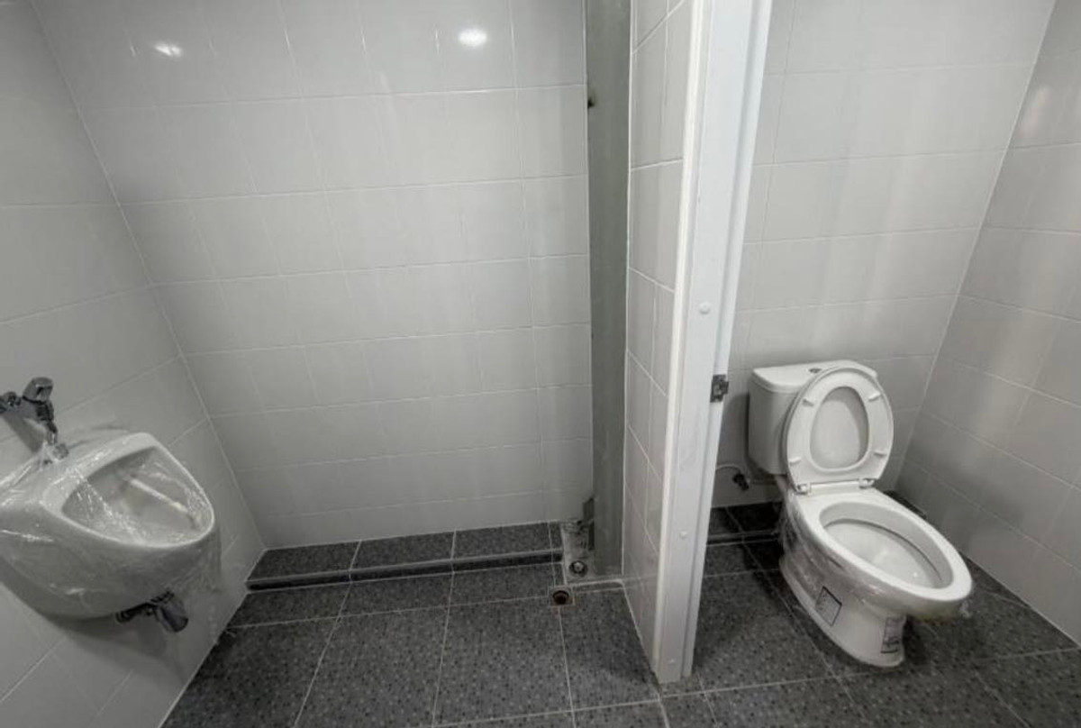 For RentWarehouseRama 2, Bang Khun Thian : Warehouse for rent, Rama 2, Bang Khun Thian (near Rama 2 Road), usable area 1,800 sq m, space to receive heavy items.