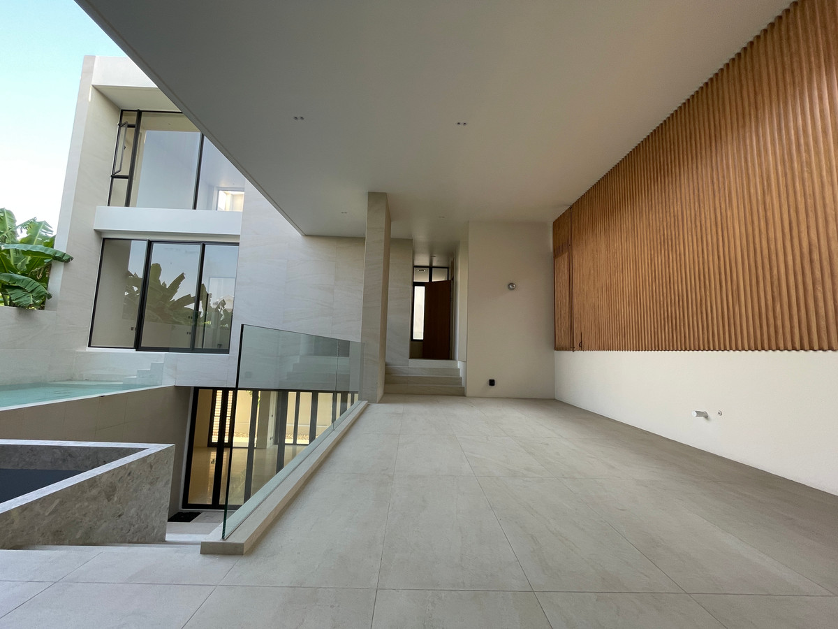 ขายบ้านเลียบทางด่วนรามอินทรา : 🔥 EXCLUSIVE PROMOTION 🔥โอกาสสุดท้ายในการครอบครองในราคาพิเศษที่สุด [ขาย] 💎 Ultra Luxury Show Unit | ELIVA Ekkamai - Eastville 💎 บ้านเดี่ยวหรู 3 ชั้น ดีไซน์ Mid-Century Modern — ความเป็นส่วนตัวสูงสุดเพียง 4 ยูนิตในโครงการ!