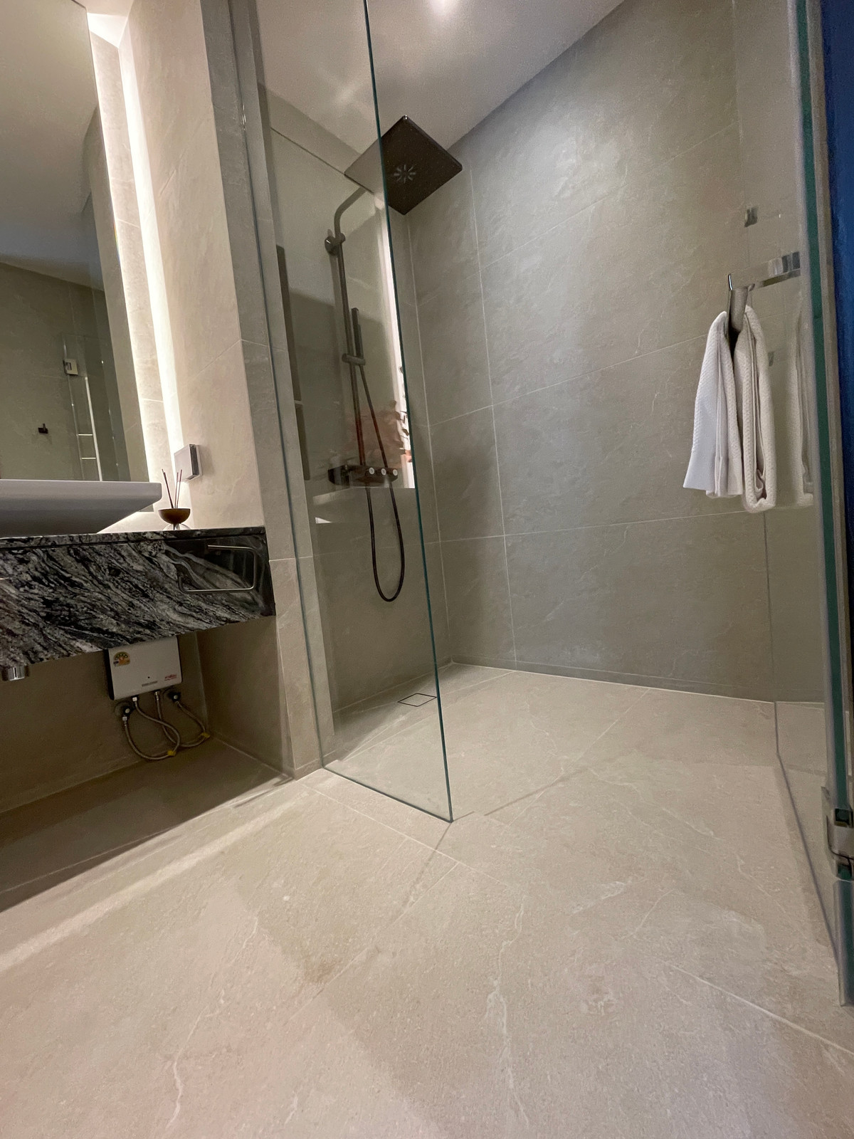 ขายบ้านเลียบทางด่วนรามอินทรา : "หนึ่งเดียวบนเลียบด่วน! Cira Residences บ้านเดี่ยว Ultra-Luxury 3.5 ชั้น พื้นที่ 845 ตร.ม. พร้อมสระว่ายน้ำส่วนตัว | ใกล้ทองหล่อ-พระราม 9 เพียงไม่กี่นาที (สังคมส่วนตัวเพียง 9 ยูนิต)"