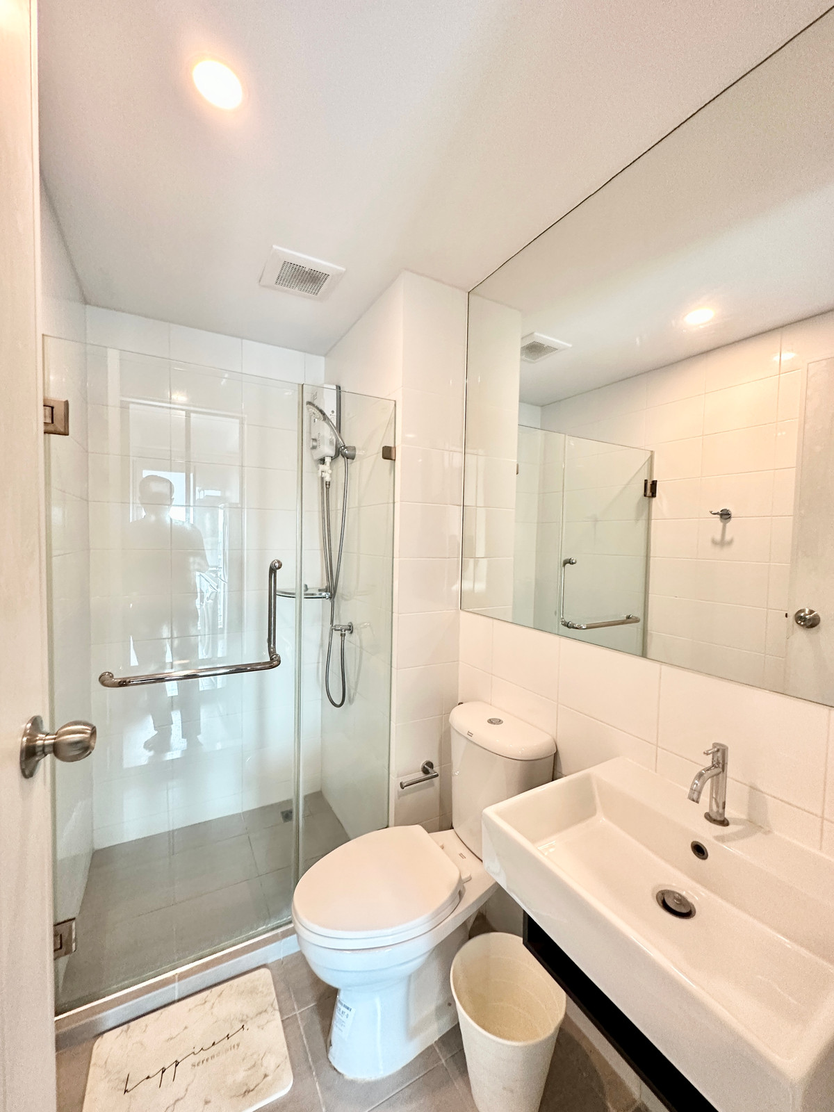 For RentCondoBangna, Bearing, Lasalle : You can get a discount for 2 years. There is a VDO for you to watch (there is a laundry service in the nearest building. 7/11, central area, BTS view) - for rent Notting Hill Sukhumvit 105 near BTS Bearing 400m