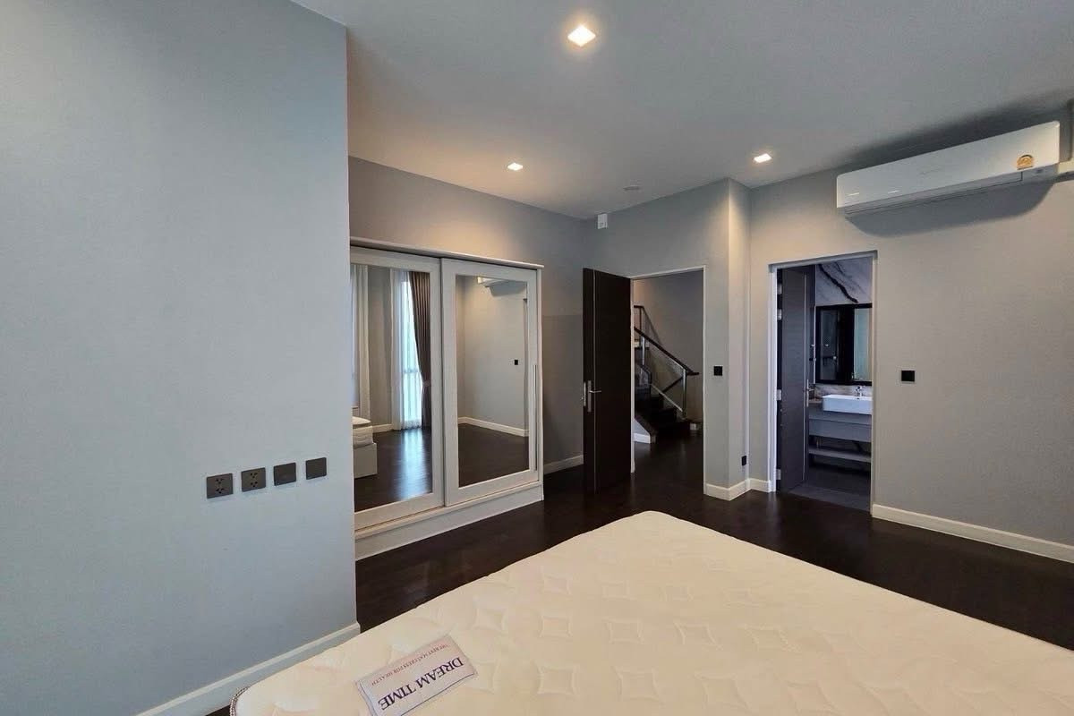 ให้เช่าบ้านพัฒนาการ ศรีนครินทร์ : ให้เช่า The Gentry พัฒนาการ 2 วิลล่าหรู ใจกลางเมือง 🔥📍 เพียง 5 กม. ถึงทองหล่อ | ใกล้ Clubhouse 230,000 บาท/เดือน (พร้อมเฟอร์ครบ) 440 ตร.ม 70 ตร.วา 4 ห้องนอน 5 ห้องน้ำ 230,000 บาท