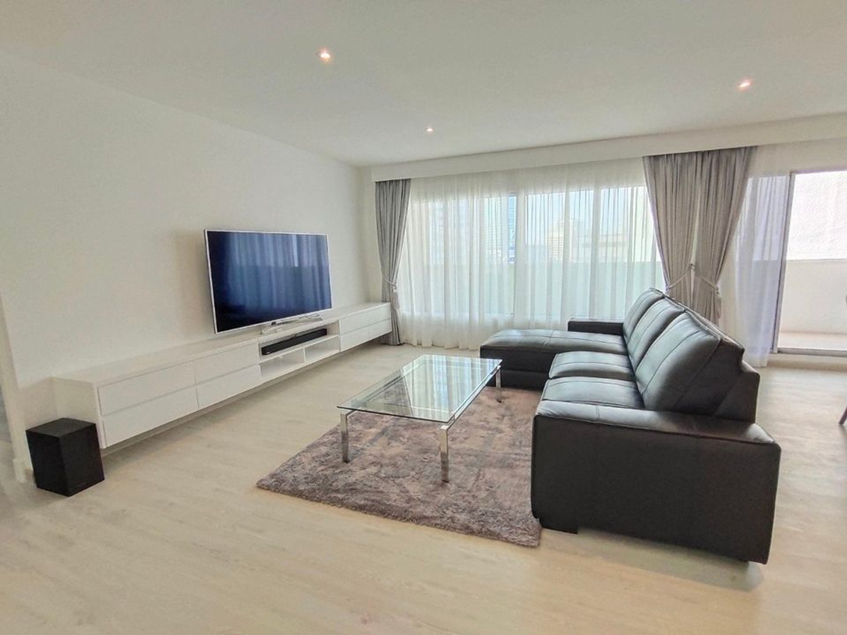 For RentCondoSilom, Saladaeng, Bangrak : Silom Condominium【𝐑𝐄𝐍𝐓】🔥Spacious 144 sq m room with minimalist decor, top-notch quality, right next to BTS Sala Daeng🔥 Contact Line ID: @hacondo