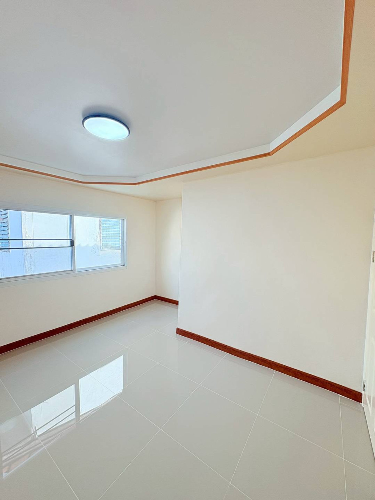 ขายทาวน์โฮมนนทบุรี บางใหญ่ บางบัวทอง : ขายทาวน์เฮาส์พร้อมจิตร บางใหญ่ 17 ตร.ว. ถนนเมน หลังบ้านติดทุ่งนา ฟรีเฟอร์ฯ ฟรีโอน