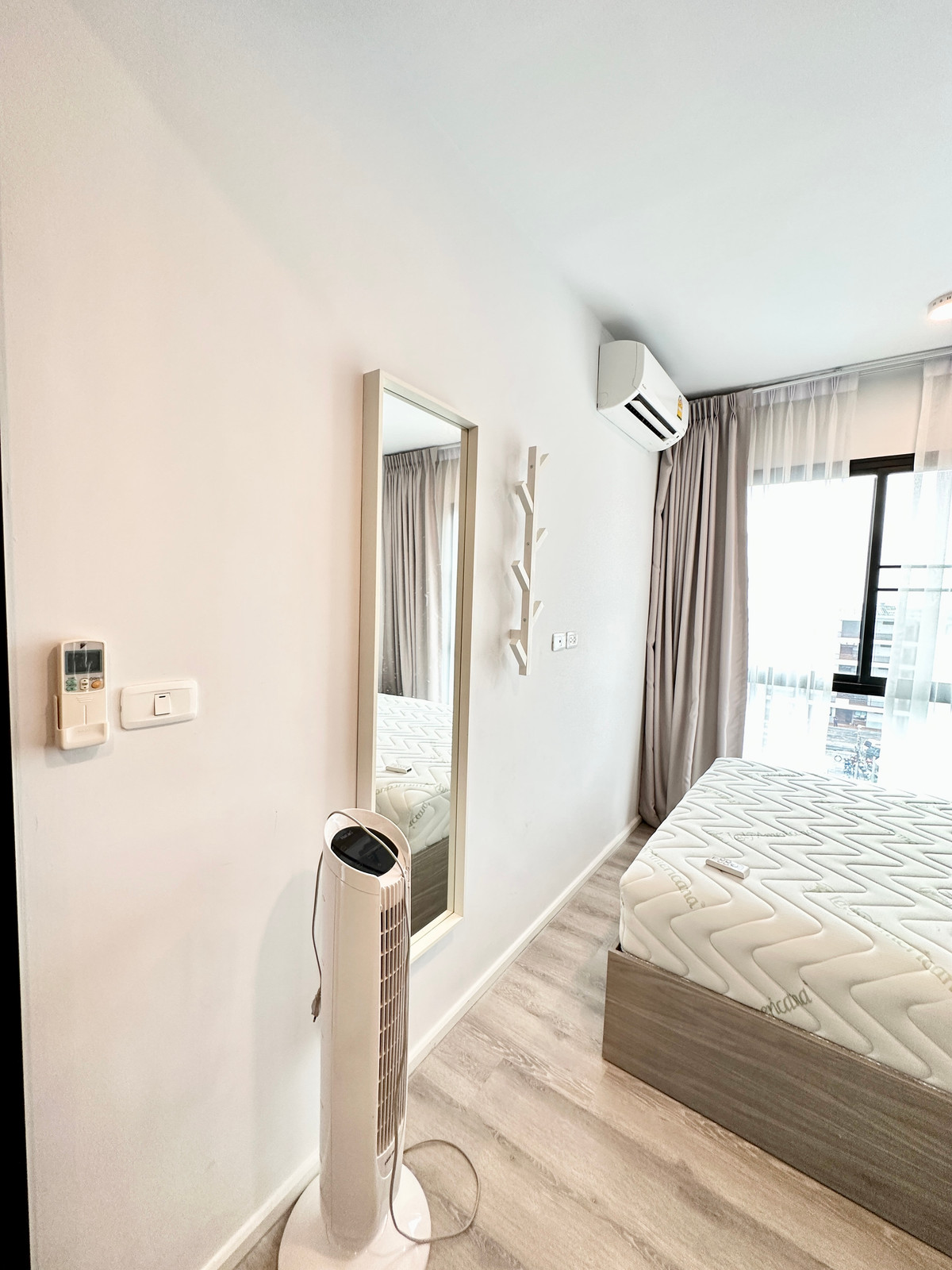 For RentCondoBangna, Bearing, Lasalle : You can get a discount for 2 years. There is a VDO for you to watch (there is a laundry service in the nearest building. 7/11, central area, BTS view) - for rent Notting Hill Sukhumvit 105 near BTS Bearing 400m