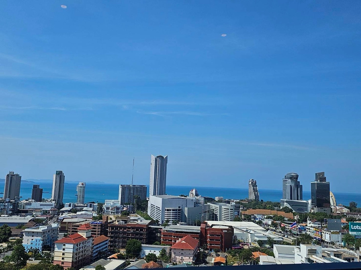 For RentCondoPattaya, Bangsaen, Chonburi : Condo for rent in the heart of Pattaya, corner room with sea view.
