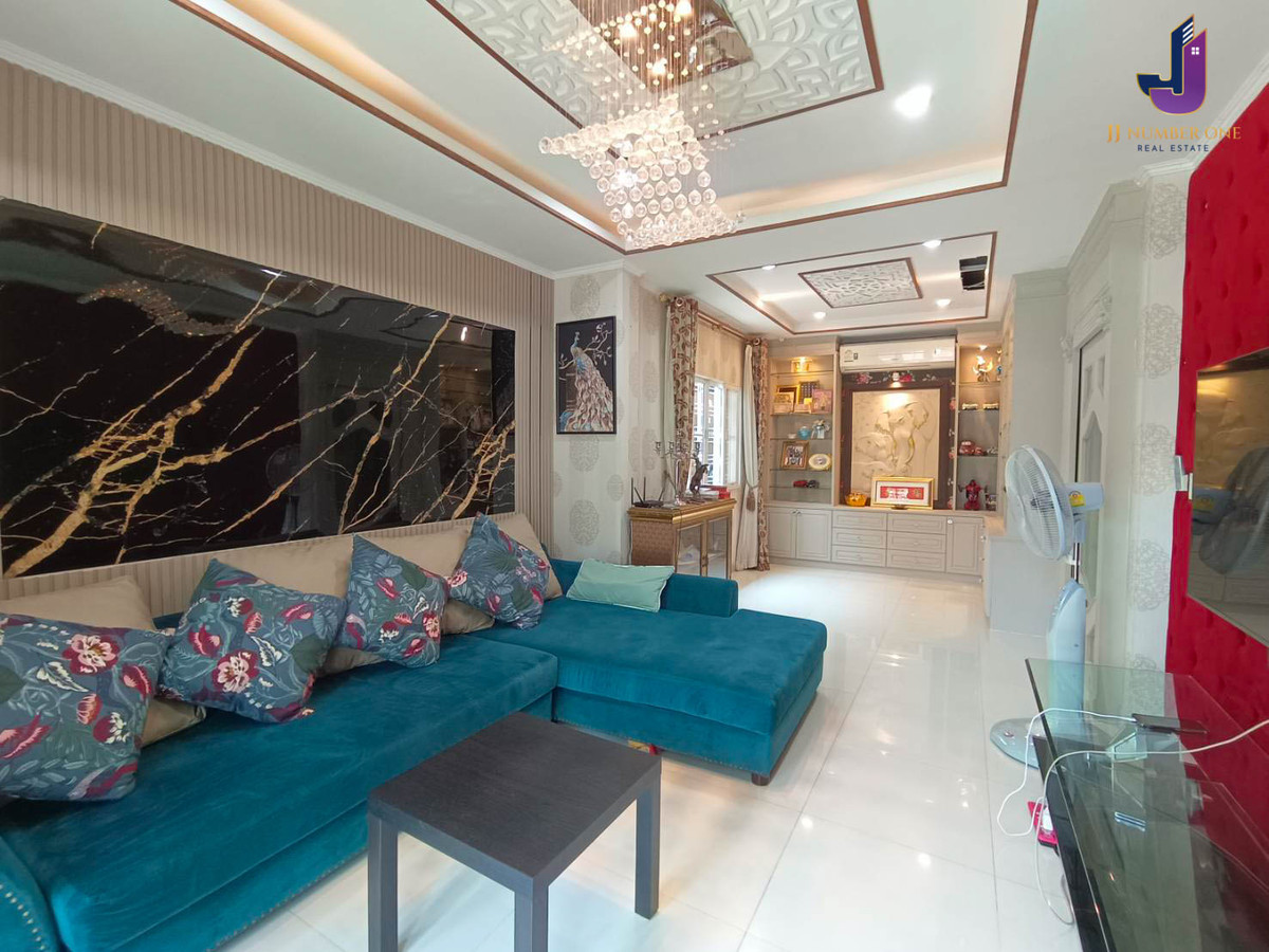 ขายบ้านลาดกระบัง สุวรรณภูมิ :  ขายบ้านเดี่ยว ภัทรา วงแหวน–อ่อนนุช  3 ห้องนอน 3 ห้องน้ำ เนื้อที่ 57.4 ตร.ว. พื้นที่ใช้สอย 160 ตร.ม.  บ้านเลขที่มงคลสุดหายาก 33/33