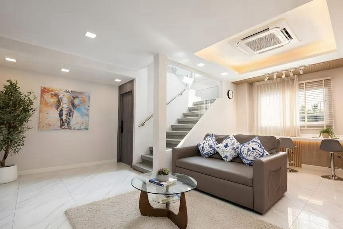 ให้เช่าบ้านรัชดา ห้วยขวาง : ปล่อยเช่าบ้าน 2 ชั้น หลังมุม ขนาด 36 ตรว. 300 ตรางเมตร ซอยรัชดา 18 บ้านสวยตกแต่งใหม่ เฟอร์นิเจอร์ครบพร้อมอยู่ ในหมู่บ้าน ปลอดภัยไม่มีโจร เพื่อนบ้านดีไม่มีปัญหา จอดรถหน้าบ้านได้ 1-2 คัน
