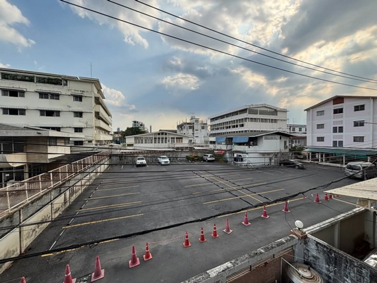 For RentLandSathorn, Narathiwat : HR3344 Land for rent, prime location, 300 sq m, in the heart of Sathorn-Chan Road (Soi 28), connected to CBD Sathorn-Silom-Rama 3 in a few minutes.