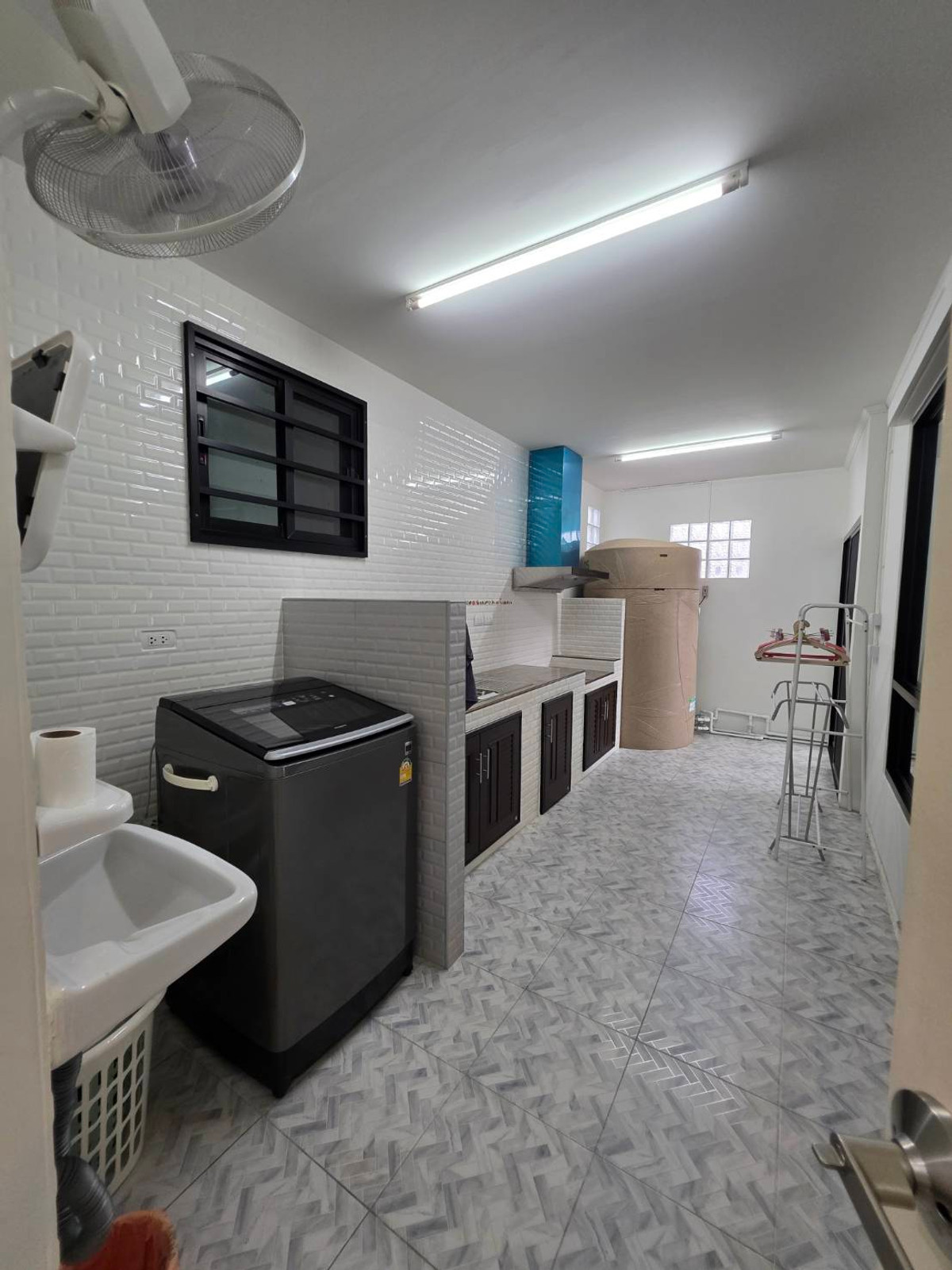 ขายบ้านลาดกระบัง สุวรรณภูมิ : ขายบ้านแฝด 3ชั้น สภาพบ้านใหม่มากๆ เจ้าของตกแต่งเสร็จแทบจะไม่ได้ใช้เลย 