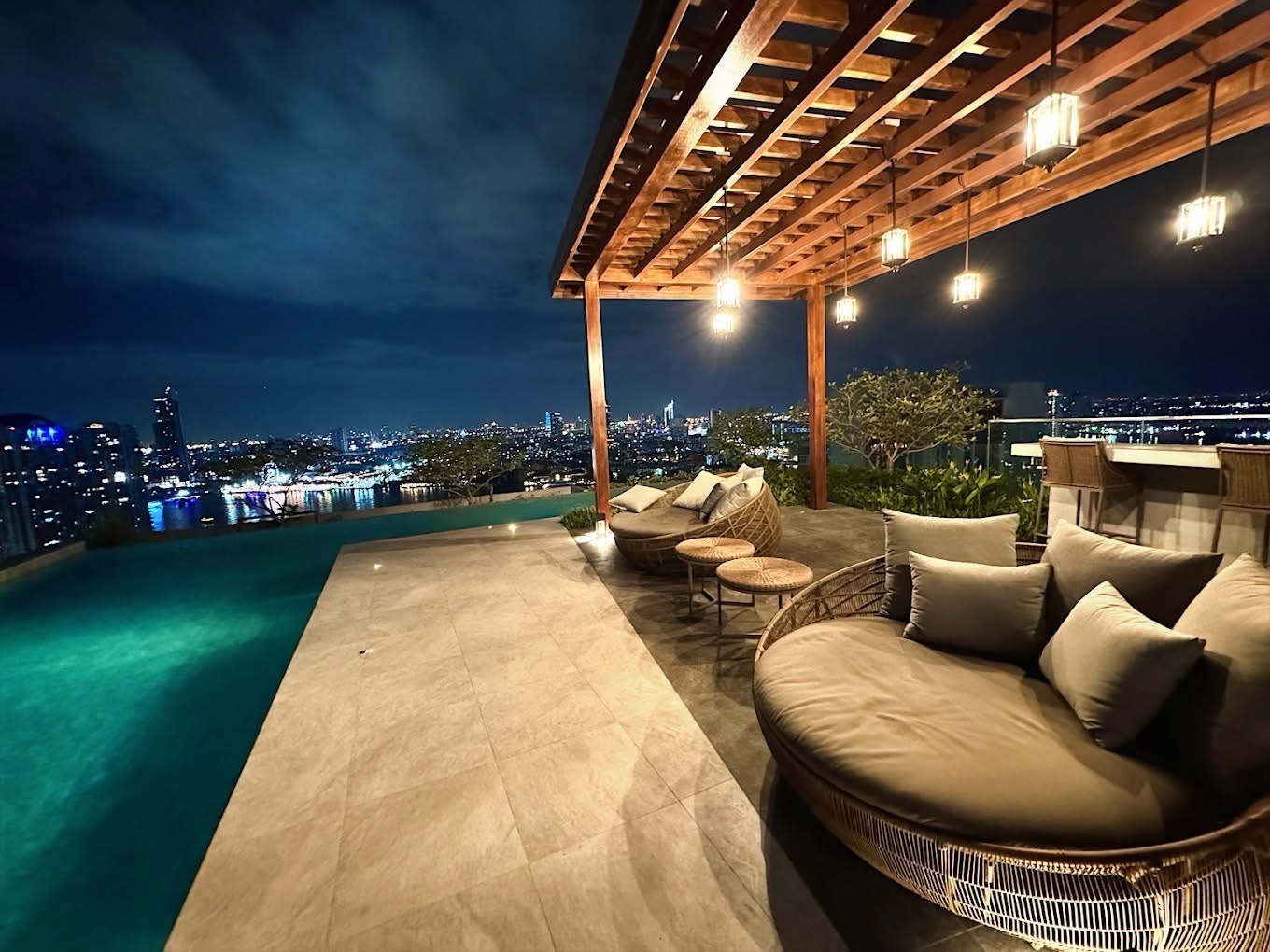 ให้เช่าคอนโดวงเวียนใหญ่ เจริญนคร : 🏙 Duplex เพดานสูง 4.4 ม. | ชั้น 17 วิวดี | พร้อมเข้าอยู่

🌊 ณ รีวา เจริญนคร (Na Reva Charoennakhon)
คอนโดดีไซน์โปร่ง โล่ง แยกสัดส่วนชัดเจน อยู่สบาย บรรยากาศเงียบสงบ