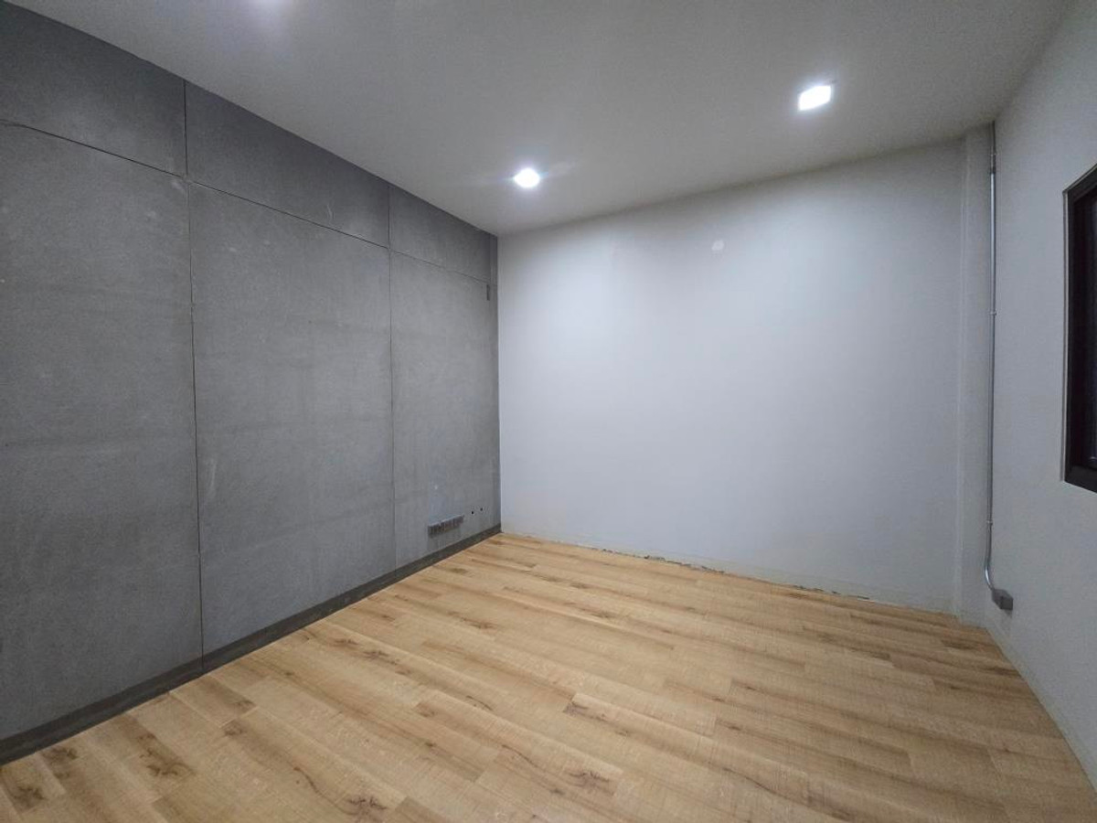 For RentWarehouseAri,Anusaowaree : Ground floor area, service business, product storage, 50-70 sq m., 200-250 baht per sq m. Saphan Khwai