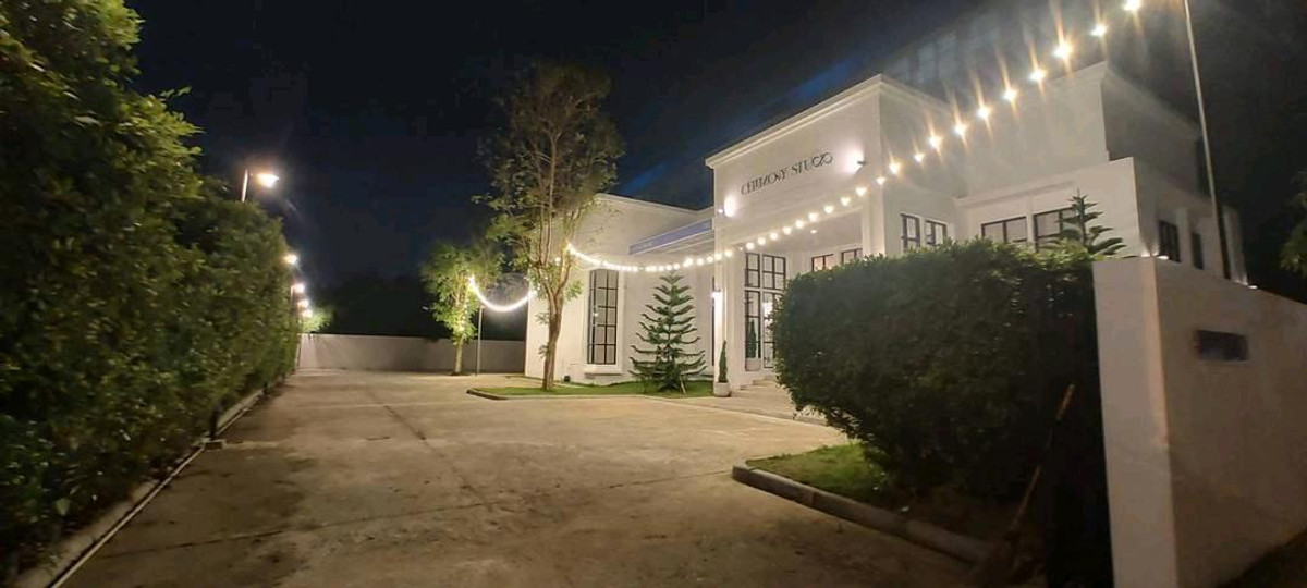 For RentHome OfficeBangna, Bearing, Lasalle : Sell or rent land with buildings in Bearing area.
🚝🚝 Just 3 minutes to the BTS Bearing Station.