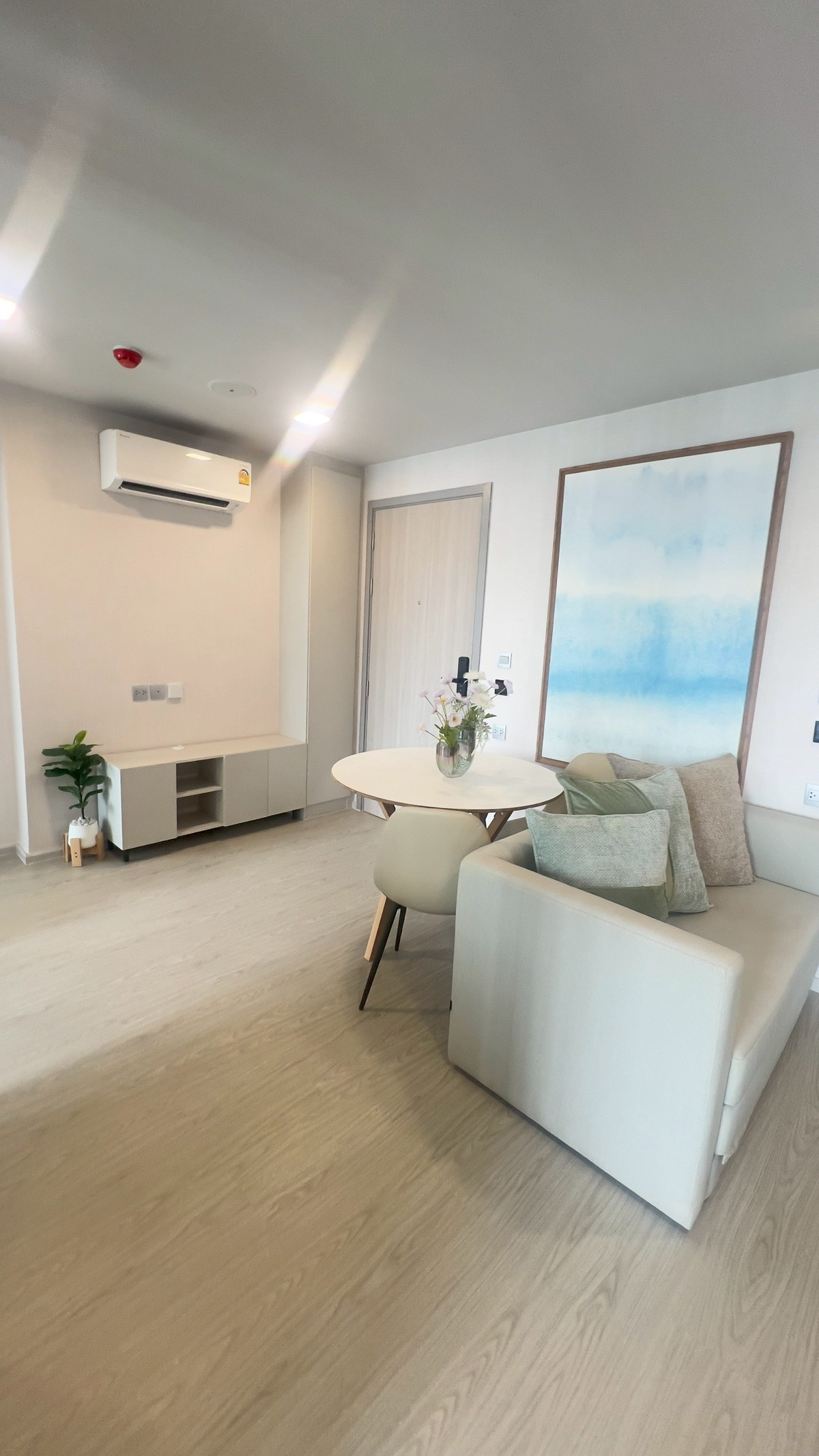 ขายคอนโดอ่อนนุช อุดมสุข : ขายห้อง Combine วิวสระ Olympic หนึ่งเดียวที่ Atmoz Oasis อ่อนนุช  ขนาดใหญ่ 55.52 ตารางเมตร 2 ห้องนอน 2 ห้องน้ำ พร้อมอยู่ ฟรีโอน