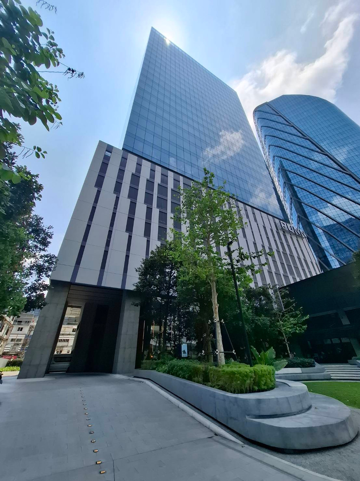 For RentOfficeKhlongtoei, Kluaynamthai : OK Space Punn, fully furnished office in Rama 4 area, near MRT Khlong Toei, view of Bang Krachao water curve, 28th floor, area 42 sq m., rent 50,400 baht*/sq m./month.