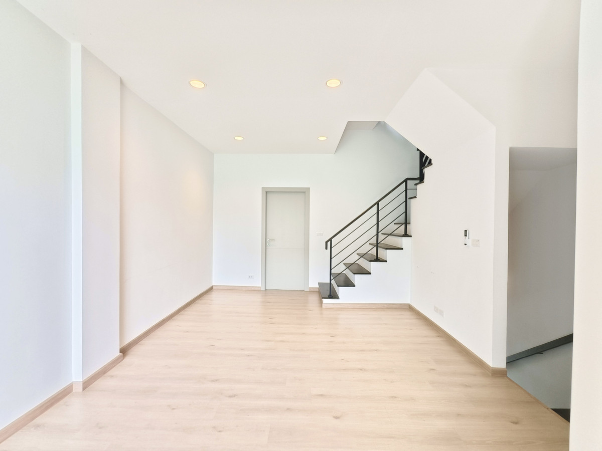 For SaleHome OfficeKaset Nawamin,Ladplakao : For sale: Premium Place Mix Ekamai-Ramintra 25.4 sq m. Luxurious home office, 4 floors, 2 large office rooms, 3 bedrooms, 4 bathrooms, next to Nuanchan Road, width 5.5 meters.